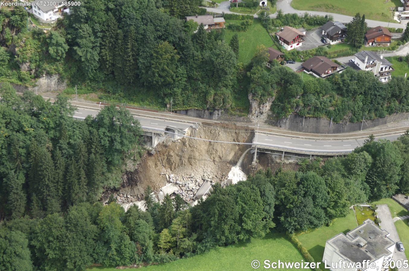 Engelberg August 2005, unterbrochene Hauptstrasse bei Oertigen, NW Engelberg (Position 2'672'305.00, 1'185'961.25)